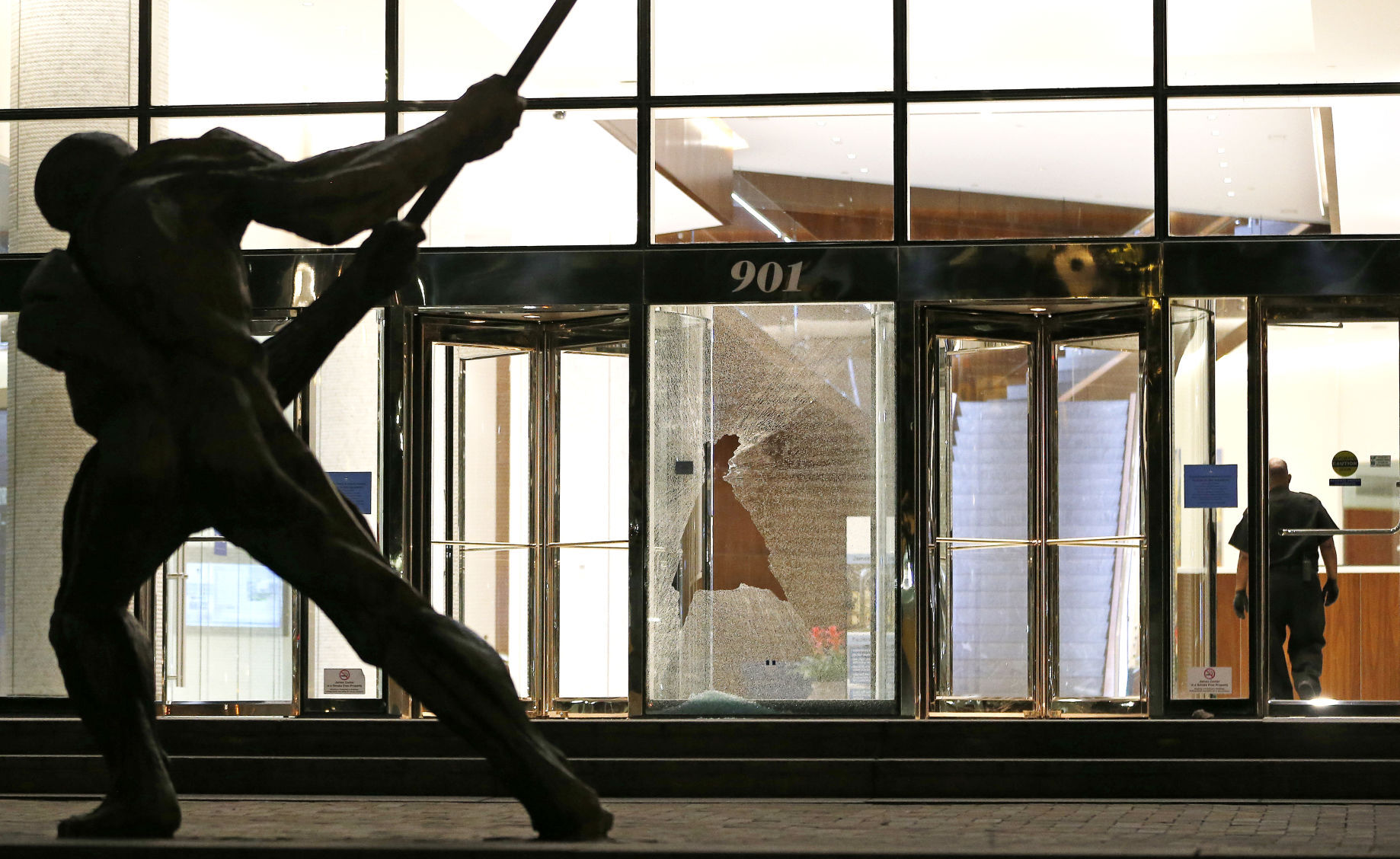 20200812_MET_VANDALISM_AWE01